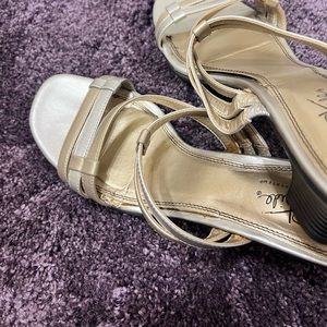 Beautiful Gold/Silver LifeStrides Ladies Sandals Soft System size 9.5 worn once
